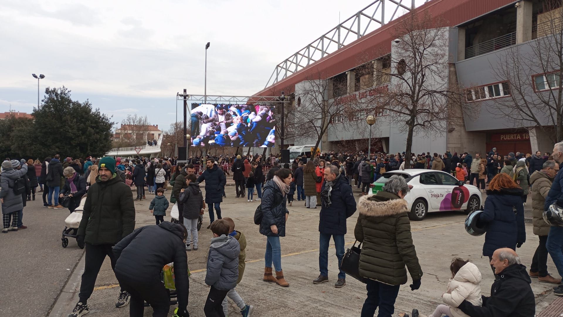 Pantalla gigante instalada en el exterior de Las Gaunas.