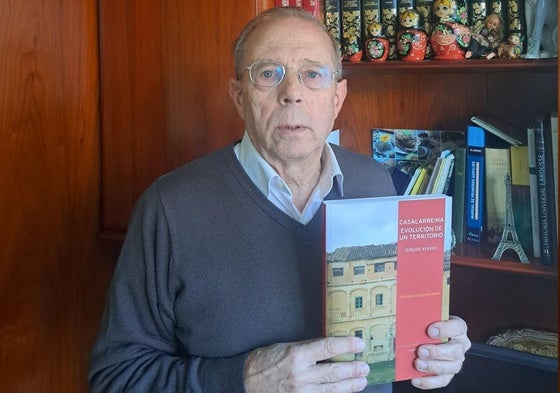 José María Salbidegoitia sostiene en sus manos su libro.