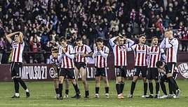 Los jugadores de la UD Logroñés se lamentan por el penalti marcado por Unai Gómez, el que daba el triunfo al Athletic en la Copa del Rey.