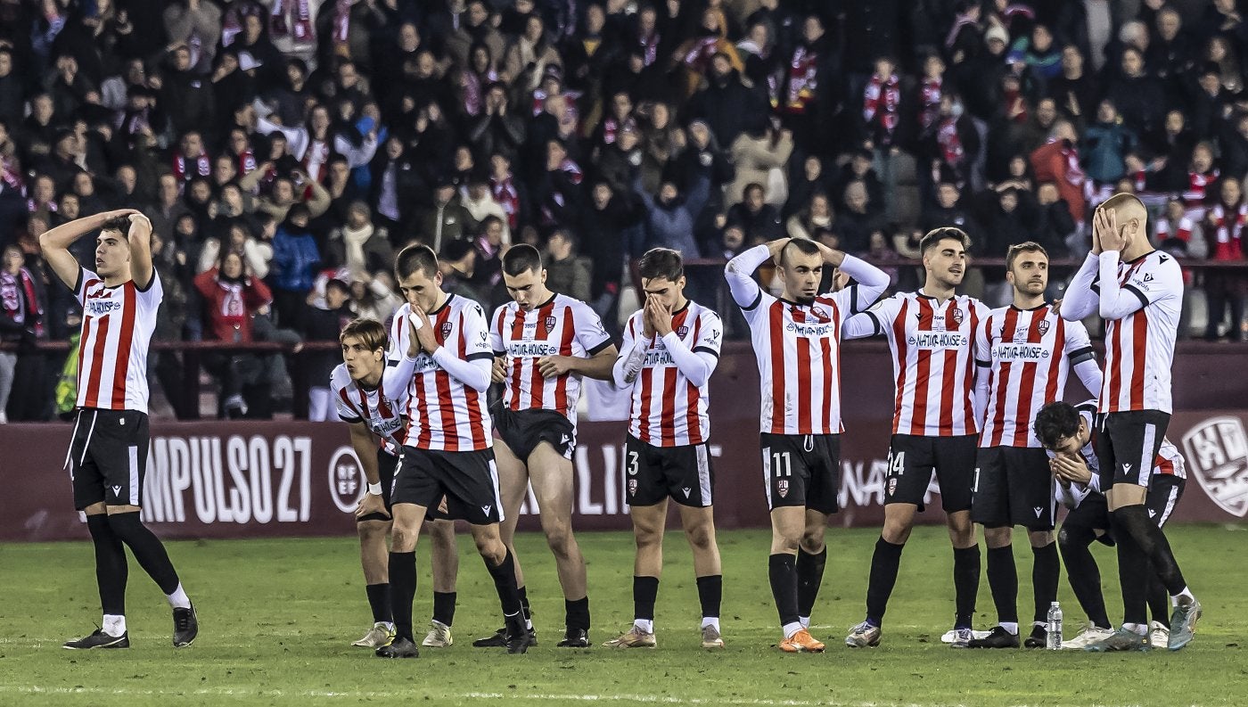 Los jugadores de la UD Logroñés se lamentan por el penalti marcado por Unai Gómez, el que daba el triunfo al Athletic en la Copa del Rey.