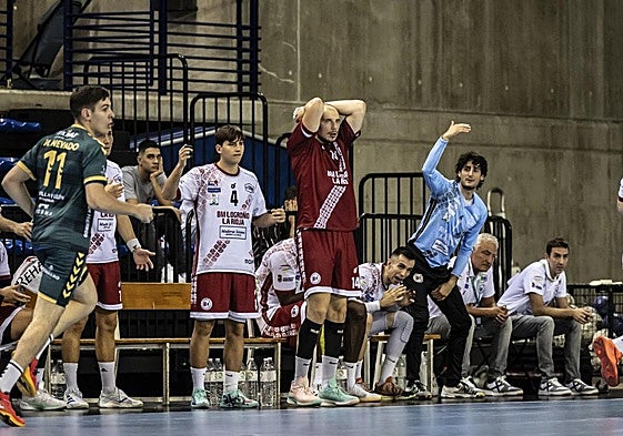 Álvaro Preciado, Luis Juárez, Josip Zaja, David Cadarso y Xoan Ledo se lamentan durante la victoria del Nava en el Palacio.