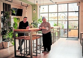 Asier Lozano y Fernando Andrés Yusta, en la zona de las mesas altas.