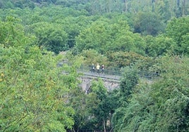 Puente sobre el arroyo San Pelayo de Ojacastro, que forma parte de la Vía Verde del Oja, en una imagen de archivo.