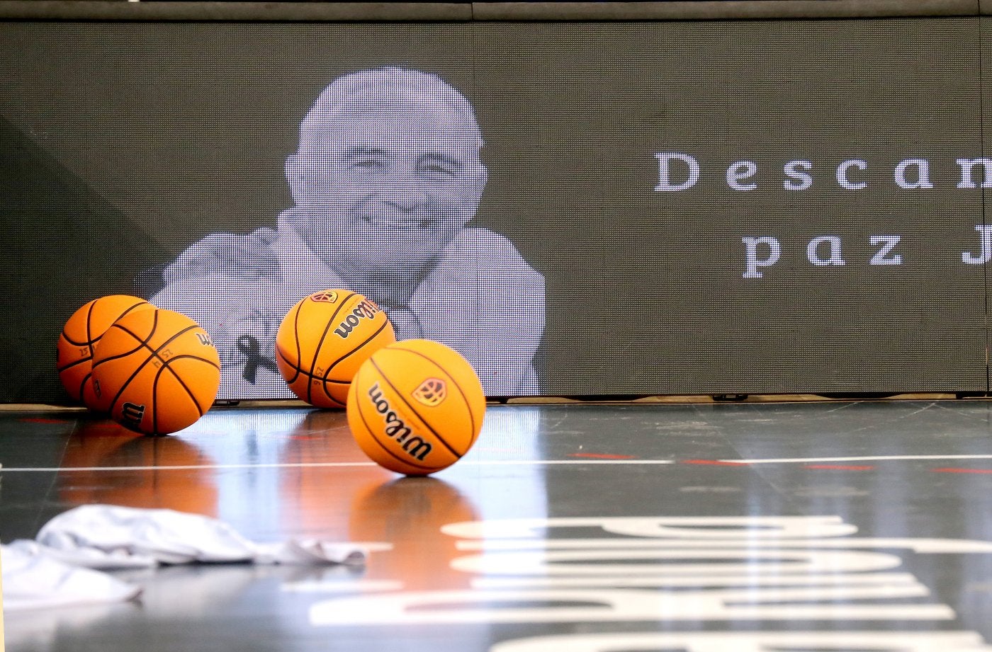 El Clavijo rindió un sentido homenaje a Juan Bernabé durante el partido ante el Algeciras.