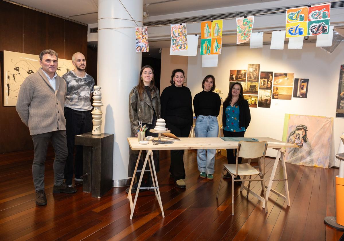 Carlos Fuentes (i) con los cinco de los seis artistas que participan en la colectiva 'Arte sucio', en Fundación Caja Rioja Gran Vía.