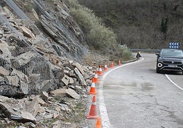 Un turismo atraviesa la zona afectada, en el kilómetro 34,900.