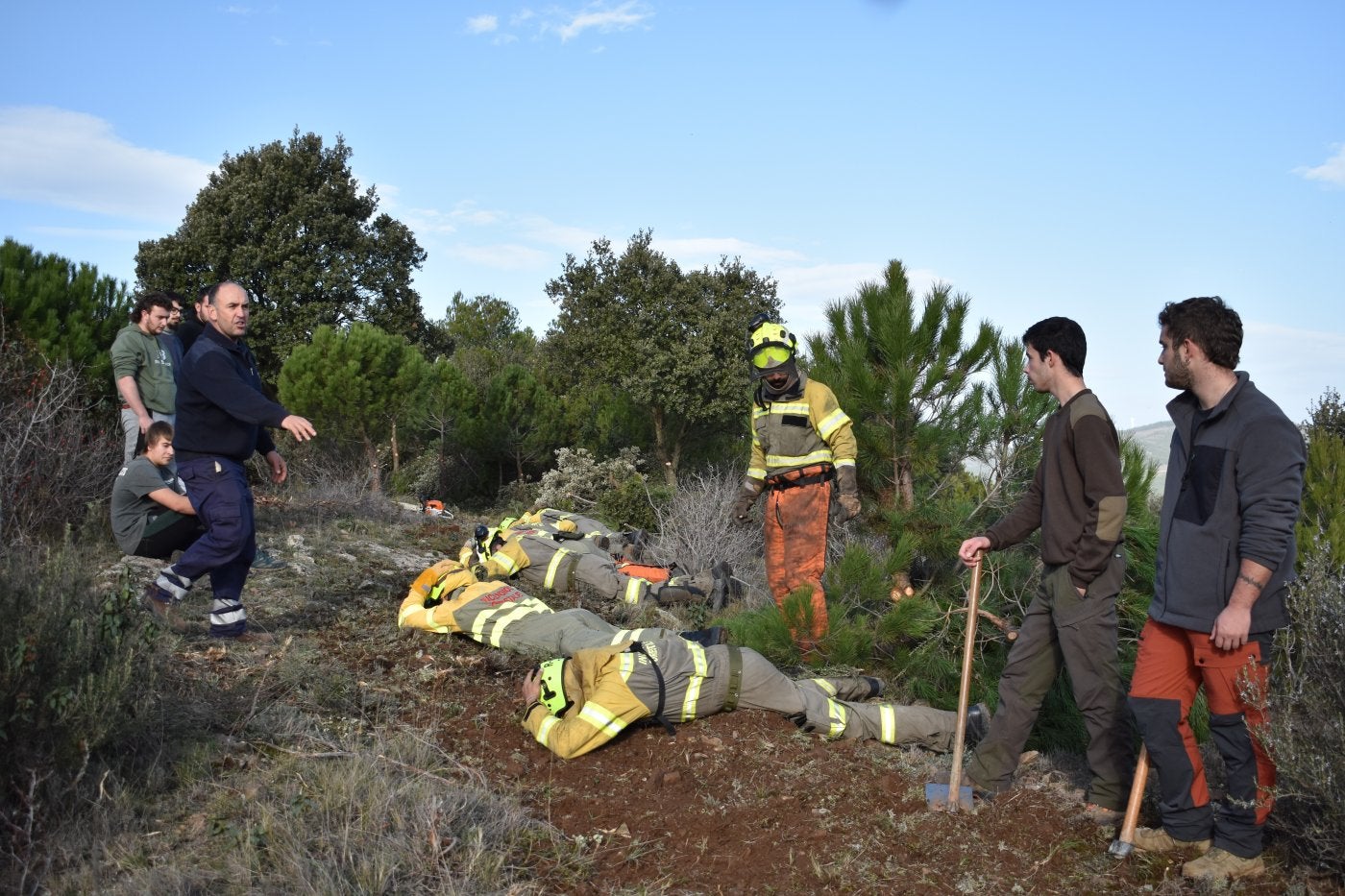 Alumnos de un ciclo formativo forestal, durante unas prácticas el pasado mes de diciembre en los bosques de Cornago.