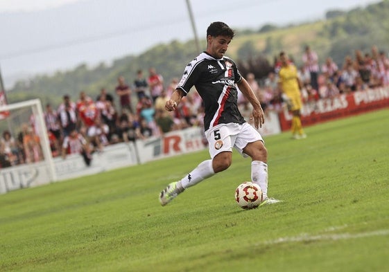 Iván Castillo juega el balón en un partido de esta temporada.