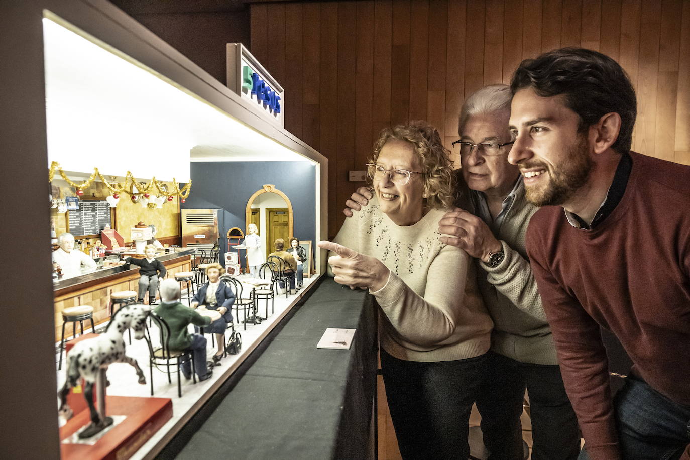 Fue un regalo inesperado para Martín y Mari Cruz, que regentaron durante 53 años el popular y emblemático bar logroñés: una maqueta de gran calidad construida por su hijo David a la que no le falta detalle.