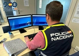 Un agente de la Policía Nacional especializado en el estudio de delitos digitales.