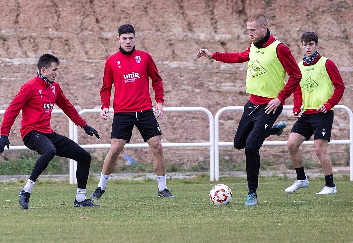 Monreal juega el balón ante Sarriegi y Eloy, con Beñat a su espalda.