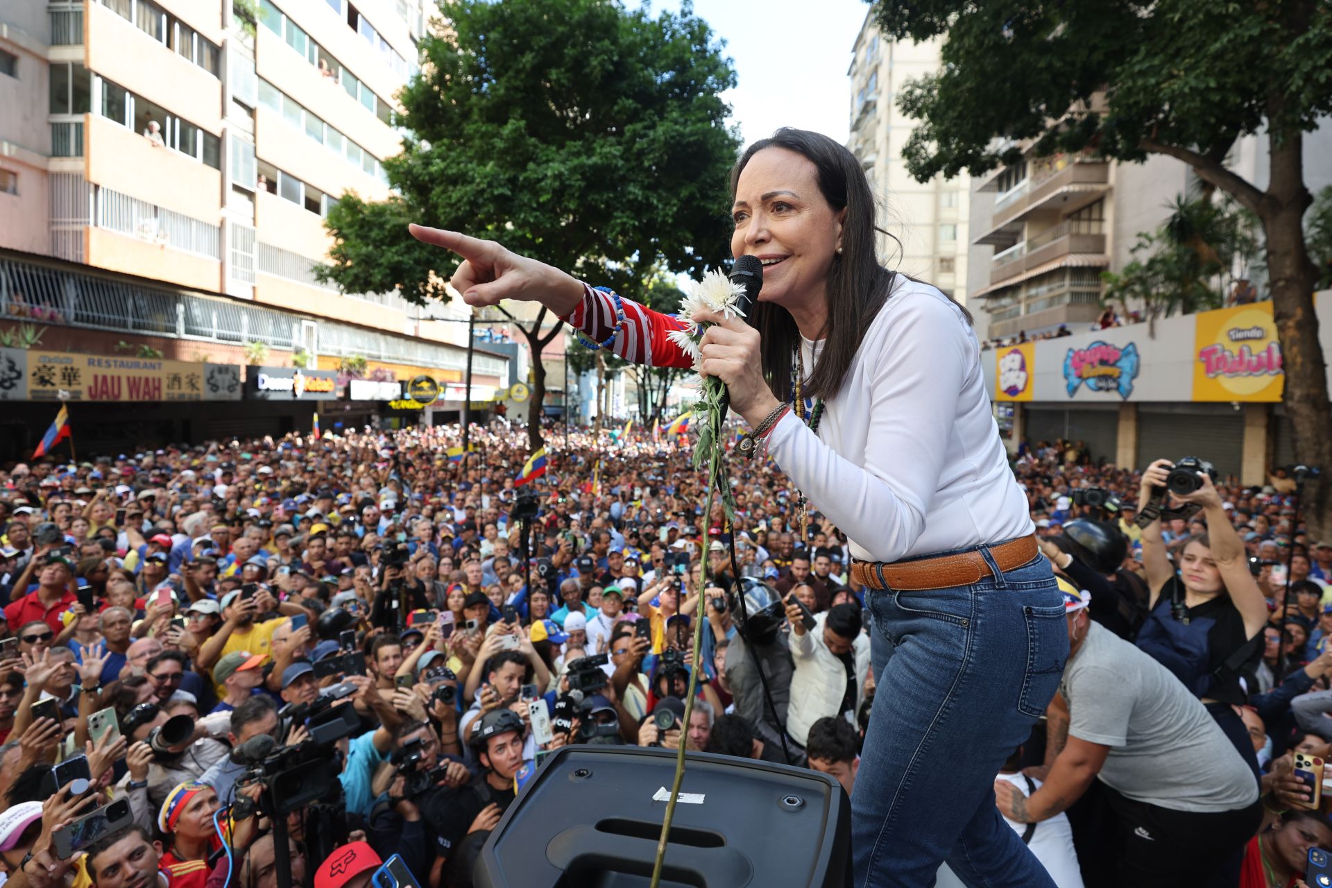 La líder opositora resurge de la clandestinidad y es detenida unas horas cuando participaba en las movilizaciones contra Nicolás Maduro.