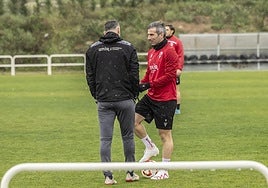 Iñaki Sáenz conversa con Miguel Martínez de Corta, segundo entrenador. Ambos son los grandes capitanes que ha tenido la UD Logroñés en su historia.