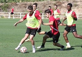 Álvaro Barrero, delantero de la UD Logroñés, juega el balon presionado por Beñat.