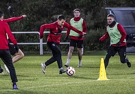 Víctor Aliaga avanza con el balón en un entrenamiento reciente.