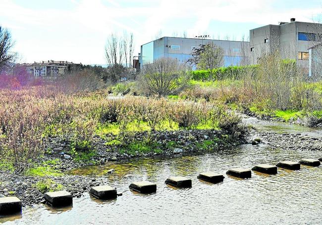 El río Jubera junto a la zona del colegio, las piscinas y el polideportivo municipal de Murillo.
