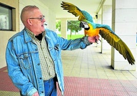 Carlos Antolín posa con su guacamayo Pippo en Logroño.