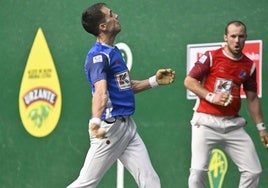Zabala golpea la pelota ante Elordi.