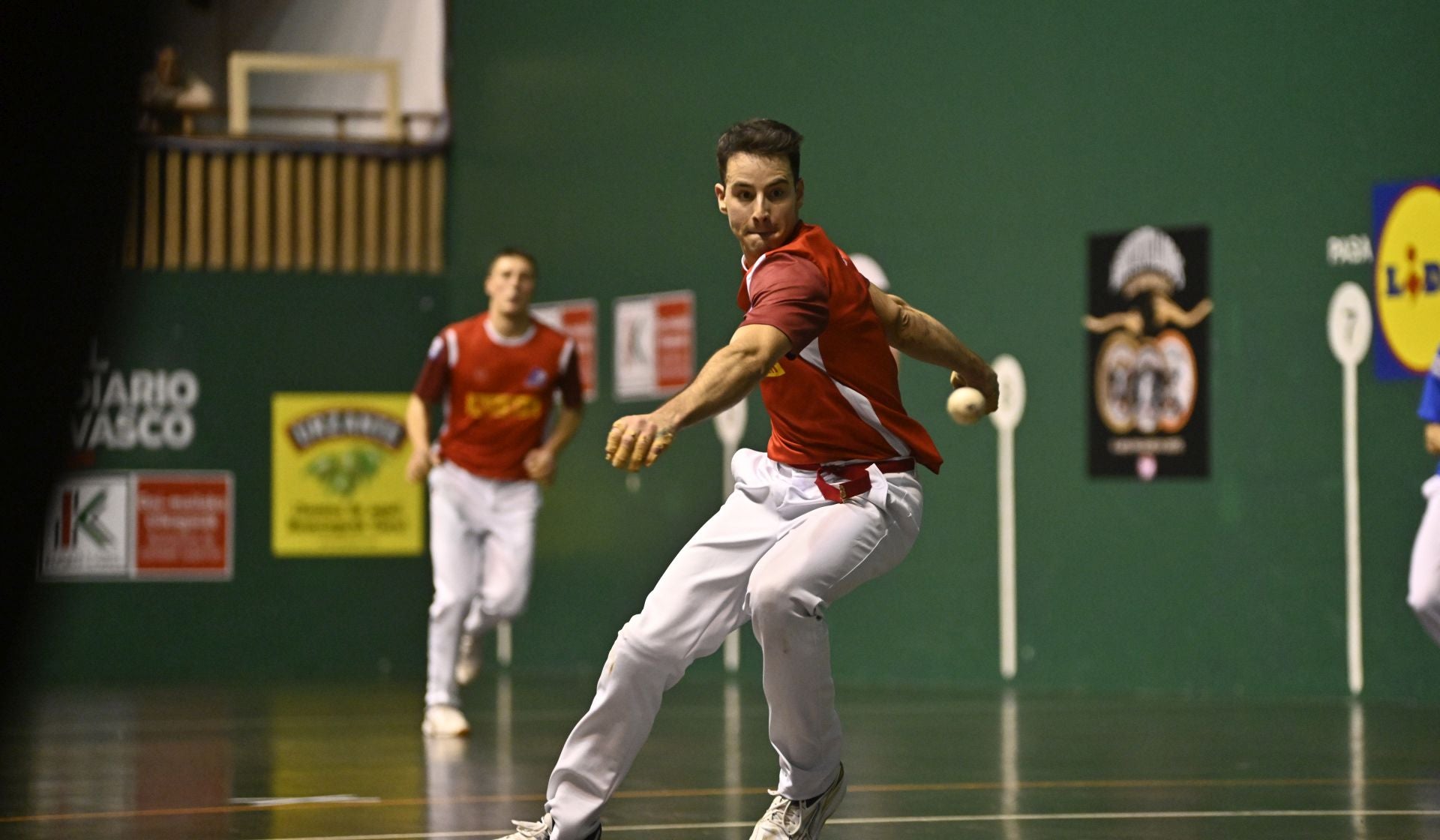 Darío espera la pelota con Erostarbe al fondo.