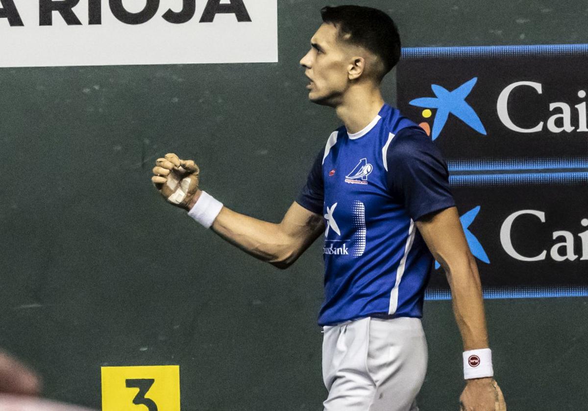 Javier Zabala celebra un tanto conseguido.