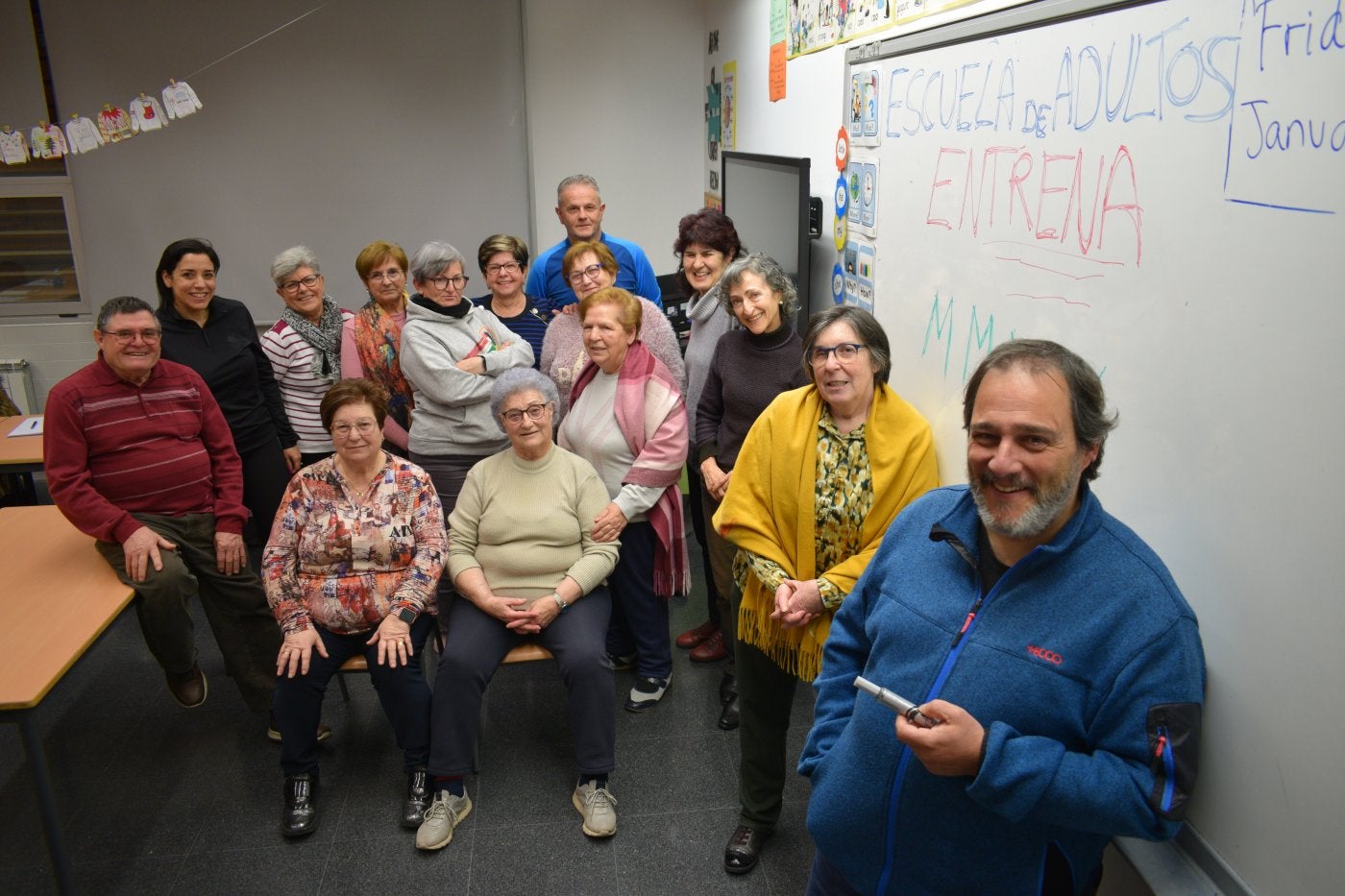 El profesor Sergio Larrauri, a la derecha, posa con los alumnos de la escuela de adultos de Entrena en un aula del CEIP Hispano América.