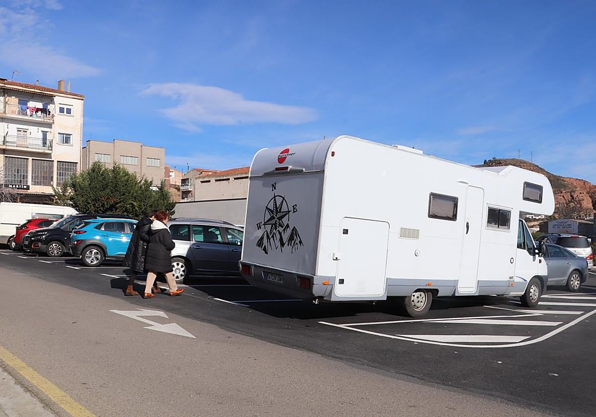 La mejora del asfaltado se aprecia en el parking del centro de salud.