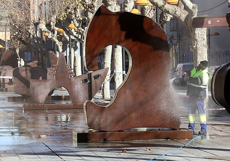 Un operario ultima la instalación de la exposición de Juan Méjica en Doce Ligero, con la obra 'Caballo ibérico' en primer término.