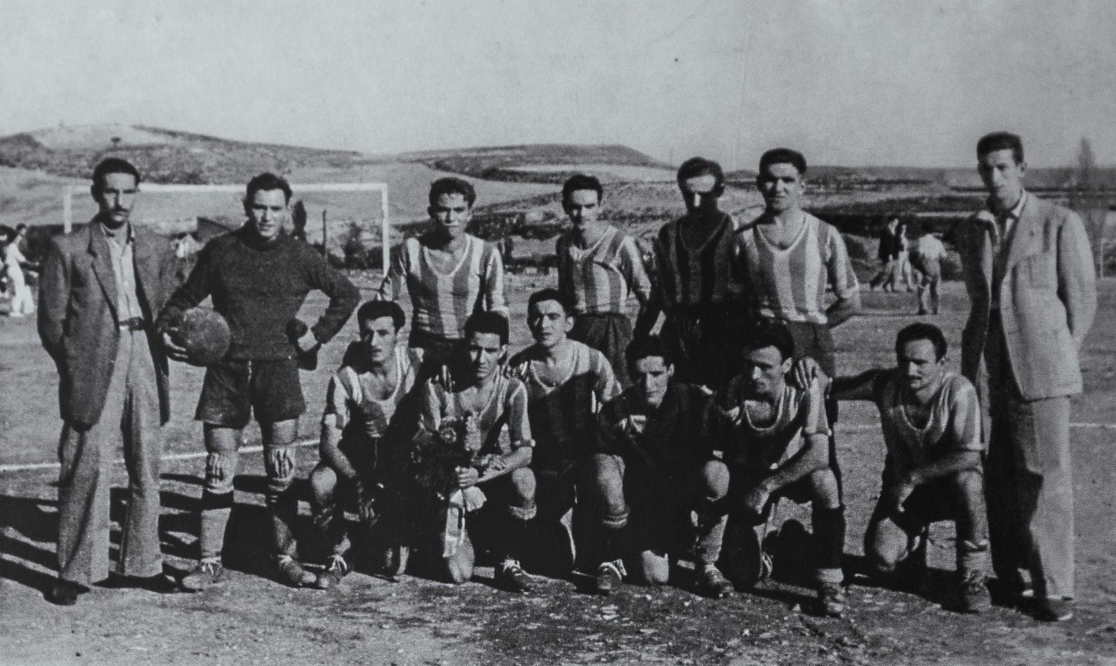 Imagen de una de las alineaciones, en blanco y negro, del Náxara.