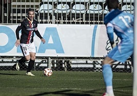 Iñaki avanza con el balón por la banda izquierda en el partido del pasado domingo.