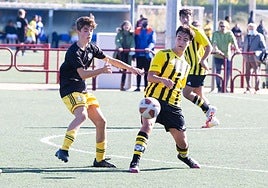 Un pequeño grupo de aficionados sigue un partido de categoría Juvenil en Pradoviejo.