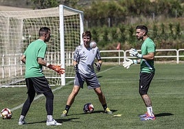 Kike Royo y Álex Daza se ejercitan con Javi García en un entrenamiento reciente.