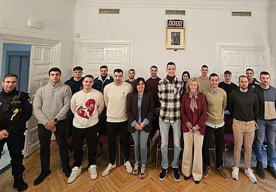 Mónica Arceiz y Reyes Zapata, con los nuevos agentes.