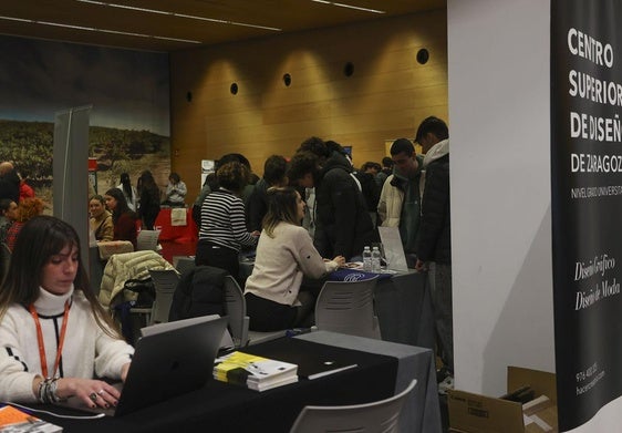 Un nutrido grupo de estudiantes de 2º de Bachillerato de Agustinas, este miércoles en el Salón Unitour.