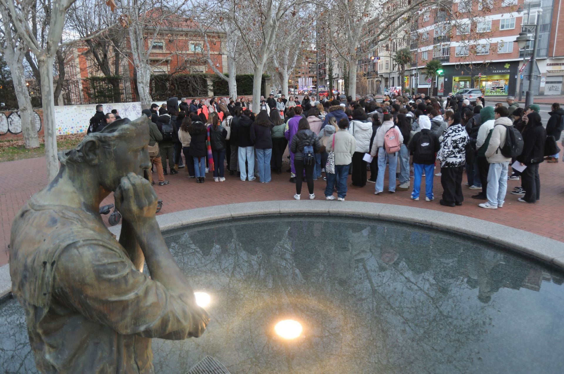 Imagen de la concentración en recuerdo de Carmen llevada a cabo ayer junto al mural contra la violencia de género en Logroño.