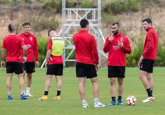 Bobadilla (dcha.) observa como Lupu (centro) charla con un compañero en un entrenamiento.