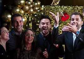 David Moreno, segundo por la derecha, celebra el premio.
