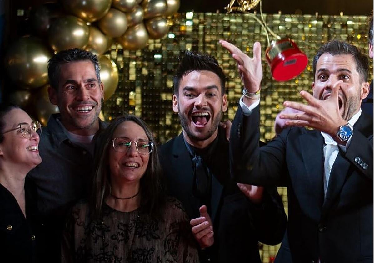 David Moreno, segundo por la derecha, celebra el premio.