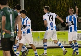 Ñoño celebra con la afición su gol en el partido contra el Haro que cerró la primera vuelta.