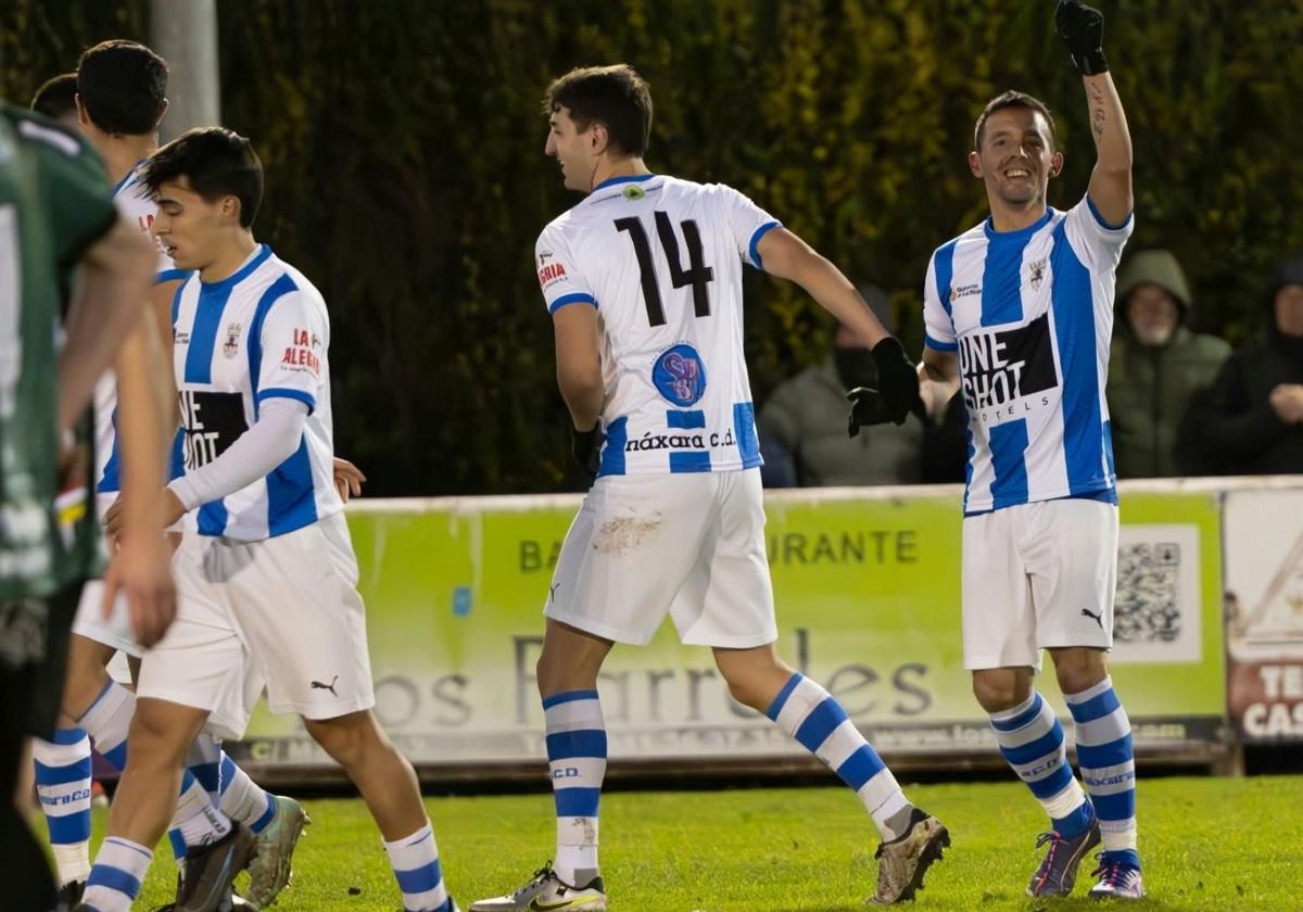 Ñoño celebra con la afición su gol en el partido contra el Haro que cerró la primera vuelta.