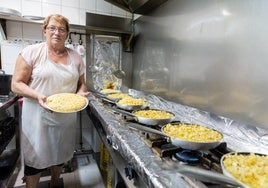 Luci, en su cocina dedicada casi exclusivamente a hacer tortillas.