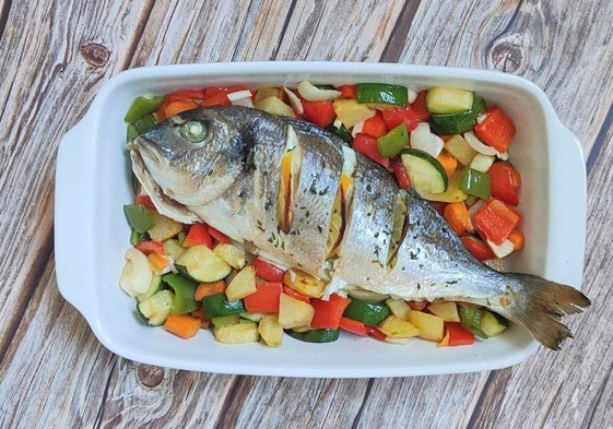 Dorada al horno sobre cama de verduras.