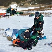 El Greim de la GuardiaCivil de La Rioja rescataa dos montañeros en el San Lorenzo en 2016.