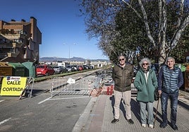 El presidente de la Asociación de Vecinos de Montesoria, Miguel Rioja, con una socia, Nuria Fernández, y Aurelio Ochagavía, vocal de la junta, delante de la 'no prolongación de avenida de la Sierra.
