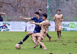 Badr pelea por el balón en el partido contra el Eibar B.