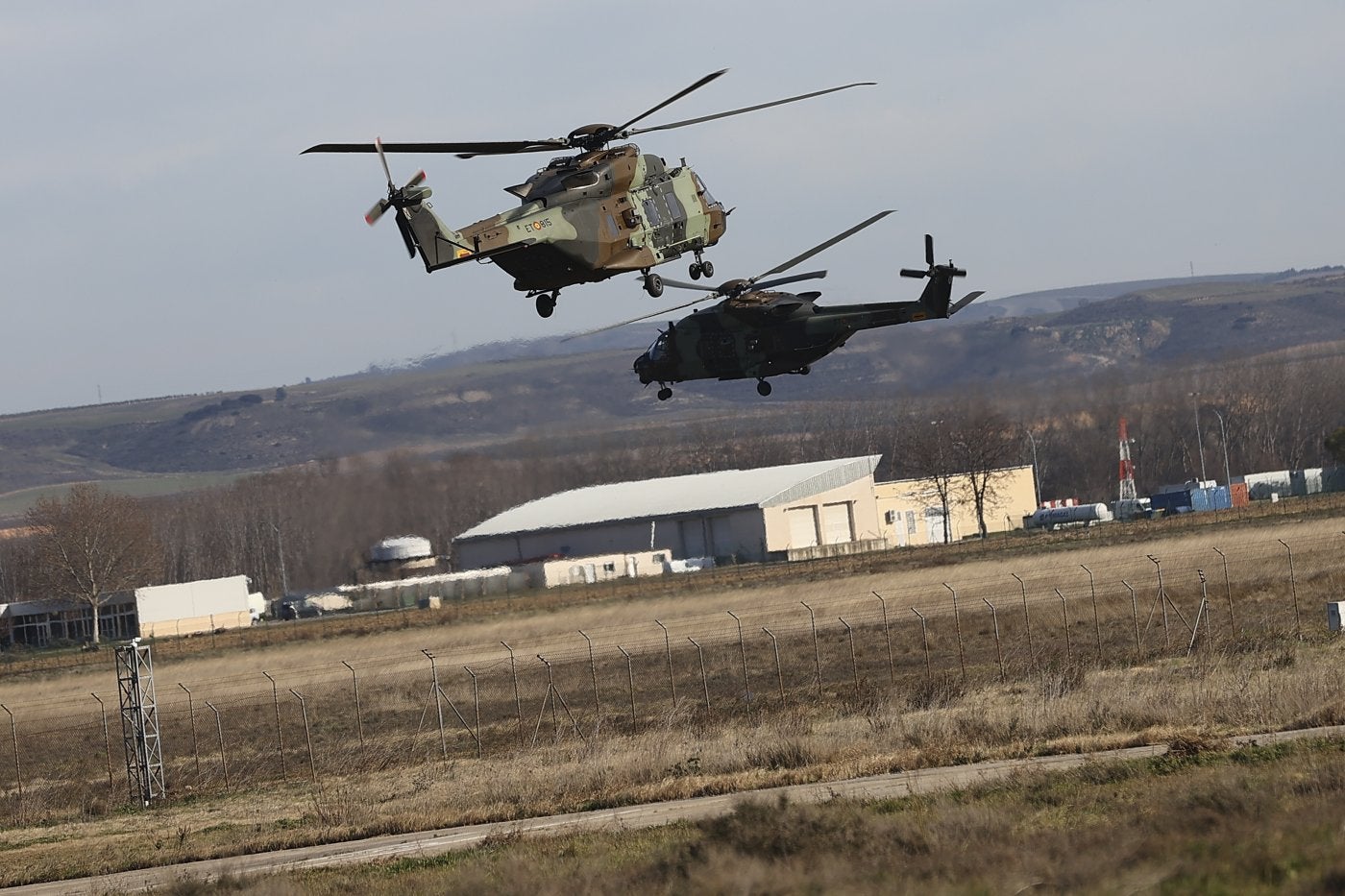 Dos helicópteros del Bhelma III, durante la exhibición aérea realizada a mediodía de este sábado en la base militar Héroes del Revellín, con el aeropuerto de Agoncillo al fondo.