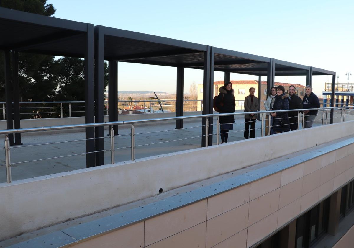 La terraza que se abre en parte de la segunda planta es uno de los espacios polivalentes más sorprendentes de la reforma.