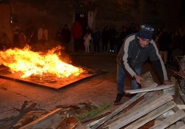 Principio de la hoguera, en la plazuela de San Antón.