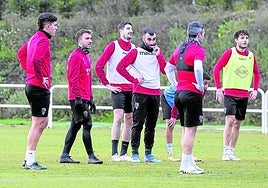 Lupu, en el centro de la imagen con peto blanco, tiene la oportunidad de volver al once este domingo.