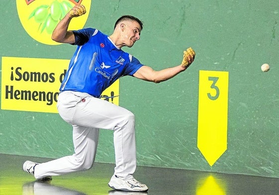 Darío Gómez lleva una pelota con la zurda.