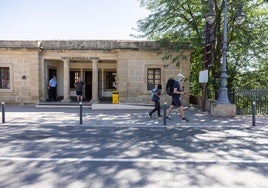 Actual punto de información al peregrino a la entrada a Logroño, frente a la caseta de arbitrios del Puente de Piedra que espera su rehabilitación ecoeficiente.